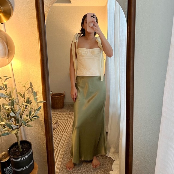 🛑SOLD🛑 NWOT Reformation Layla Silk Skirt in Artichoke - Picture 5 of 10